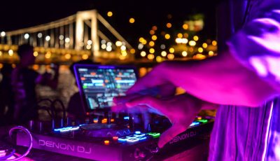 DJ Kiralama Hizmeti: Etkinliklerinizi Unutulmaz Kılın Müzik, bir etkinliğin ruhunu yansıtan en önemli unsurlardan biridir. Doğru müzik seçimi ve enerjiyi yüksek tutan bir performans, davetlilerinizin geceyi unutulmaz bir deneyim olarak hatırlamasını sağlar. İşte tam bu noktada DJ kiralama hizmeti, etkinliklerinize profesyonel bir dokunuş kazandırır. Neden DJ Kiralamalısınız? Profesyonel bir DJ, sadece müzik çalmakla kalmaz; aynı zamanda kalabalığın nabzını tutar, doğru anlarda doğru şarkıları seçerek ortamın enerjisini yönetir. İşte DJ kiralamanın sunduğu bazı avantajlar: Profesyonel Ekipman: DJ'ler genellikle kendi ses ve ışık sistemlerini getirir, bu da teknik açıdan sorunsuz bir deneyim sağlar. Geniş Müzik Arşivi: Her tarza ve zevke hitap eden müzik listeleriyle herkesin keyif alacağı bir atmosfer yaratılır. Kişiye Özel Playlist: Etkinliğinizin konseptine göre özel müzik listeleri hazırlanabilir. Enerjik Sunum: Deneyimli DJ'ler sahne hakimiyetiyle kalabalığı eğlendirir ve gece boyunca coşkuyu sürdürür. Hangi Etkinliklerde DJ Kiralanabilir? Düğünler Doğum günü partileri Kurumsal etkinlikler Mezuniyet törenleri Kulüp & bar geceleri Festival ve açık hava organizasyonları DJ Kiralarken Nelere Dikkat Edilmeli? Referanslar ve Tecrübe: Daha önceki performansları ve müşteri yorumları değerlendirilmeli. Ekipman Kalitesi: Ses sistemi, mikser ve ışıklandırma gibi ekipmanların güncel ve kaliteli olması önemli. Müzik Tarzı Uyumu: Etkinliğinize uygun müzik tarzında uzmanlaşmış DJ’ler tercih edilmelidir. İletişim: DJ ile önceden görüşüp beklentilerinizi açıkça paylaşmanız, başarılı bir organizasyon için şarttır. DJ kiralama hizmeti, sıradan bir etkinliği unutulmaz bir eğlenceye dönüştürmenin en etkili yollarından biridir. Siz de davetlilerinizi etkilemek, geceye renk katmak ve enerjiyi doruklara çıkarmak istiyorsanız profesyonel bir DJ ile çalışmayı düşünebilirsiniz.