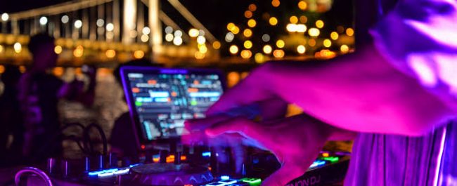 DJ Kiralama Hizmeti: Etkinliklerinizi Unutulmaz Kılın Müzik, bir etkinliğin ruhunu yansıtan en önemli unsurlardan biridir. Doğru müzik seçimi ve enerjiyi yüksek tutan bir performans, davetlilerinizin geceyi unutulmaz bir deneyim olarak hatırlamasını sağlar. İşte tam bu noktada DJ kiralama hizmeti, etkinliklerinize profesyonel bir dokunuş kazandırır. Neden DJ Kiralamalısınız? Profesyonel bir DJ, sadece müzik çalmakla kalmaz; aynı zamanda kalabalığın nabzını tutar, doğru anlarda doğru şarkıları seçerek ortamın enerjisini yönetir. İşte DJ kiralamanın sunduğu bazı avantajlar: Profesyonel Ekipman: DJ'ler genellikle kendi ses ve ışık sistemlerini getirir, bu da teknik açıdan sorunsuz bir deneyim sağlar. Geniş Müzik Arşivi: Her tarza ve zevke hitap eden müzik listeleriyle herkesin keyif alacağı bir atmosfer yaratılır. Kişiye Özel Playlist: Etkinliğinizin konseptine göre özel müzik listeleri hazırlanabilir. Enerjik Sunum: Deneyimli DJ'ler sahne hakimiyetiyle kalabalığı eğlendirir ve gece boyunca coşkuyu sürdürür. Hangi Etkinliklerde DJ Kiralanabilir? Düğünler Doğum günü partileri Kurumsal etkinlikler Mezuniyet törenleri Kulüp & bar geceleri Festival ve açık hava organizasyonları DJ Kiralarken Nelere Dikkat Edilmeli? Referanslar ve Tecrübe: Daha önceki performansları ve müşteri yorumları değerlendirilmeli. Ekipman Kalitesi: Ses sistemi, mikser ve ışıklandırma gibi ekipmanların güncel ve kaliteli olması önemli. Müzik Tarzı Uyumu: Etkinliğinize uygun müzik tarzında uzmanlaşmış DJ’ler tercih edilmelidir. İletişim: DJ ile önceden görüşüp beklentilerinizi açıkça paylaşmanız, başarılı bir organizasyon için şarttır. DJ kiralama hizmeti, sıradan bir etkinliği unutulmaz bir eğlenceye dönüştürmenin en etkili yollarından biridir. Siz de davetlilerinizi etkilemek, geceye renk katmak ve enerjiyi doruklara çıkarmak istiyorsanız profesyonel bir DJ ile çalışmayı düşünebilirsiniz.